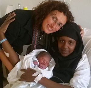 Il piccolo Ibrahim con la mamma e una volontaria del Centro.