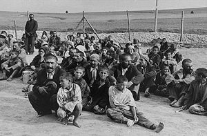Un gruppo di internati rom nel lager nazista di Belzec, nel 1940.