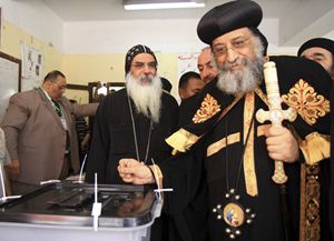 Il papa copto Tawadros II al voto (Reuters).