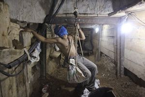 Un palestinese al lavoro in uno dei tunnel che collegano Gaza all'Egitto (Reuters).