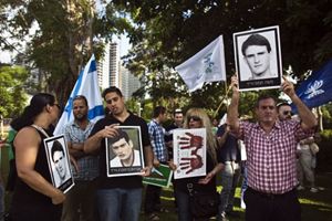 Tel Aviv, la protesta di un gruppo di israeliani, parenti di vittime del terrorismo, per la liberazione dei detenuti palestinesi (Reuters).