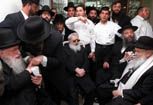 Una delle ultime immagini del rabbino Ovadia Yosef (al centro nella foto Reuters).
