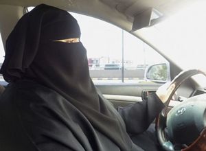 Una donna saudita al volante (Reuters).