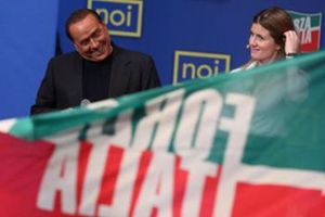 Silvio Berlusconi con la deputata Annagrazia Calabria alla convention dei giovani di Forza Italia (Ansa).