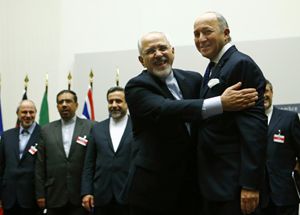 Il ministro degli Esteri iraniano Mohammad Javad Zarif abbraccia il suo collega francese Laurent Fabius dopo l'annuncio dell'accordo (Reuters).