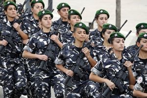 soldatesse del Libano durante la parata per i 70 anni dell'indipendenza (Reuters).