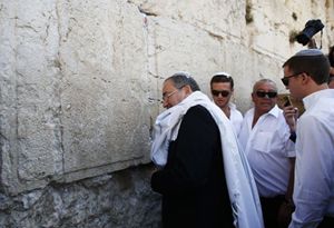 Avigdor Lieberman prega al Muro del Pianto dopo essere stato prosciolto dalle accuse di corruzione (Reuters).