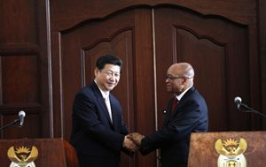 Il presidente della Cina Xi Jinping (a sinistra) con il presidente del Sudafrica Zuma (Reuters).