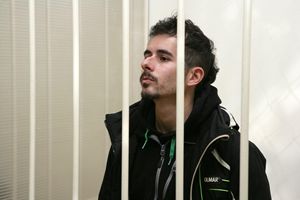 L'attivista italiano di Greepeace, Cristian D'Alessandro, in un'aula del tribunale di San Pietroburgo (Ansa). 