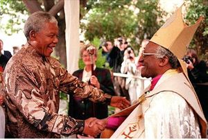 Nelson Mandela e l'arcivescovo anglicano Desmond Tutu in un'immagine d'archivio. Foto: Ansa.