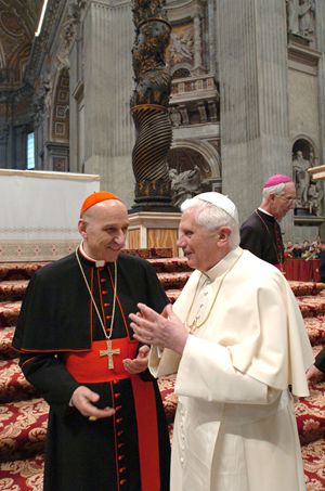 Papa Benedetto XVI con l'arcivescovo di Torino card. Severino Poletto durante l'incontro del 2007 con i vescovi e i fedeli del Piemonte e della Valle d'Aosta nella Basilica di San Pietro (Ansa).