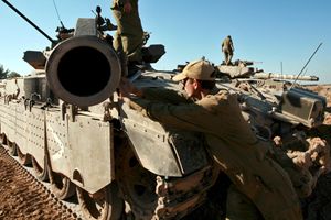 Un mezzo corazzato israeliano durante l'operazione Piombo fuso, condotta da Israele nella Striscia di gaza tra il 27 dicembre 2008 e il 17 gennaio 2009 (foto Ansa).