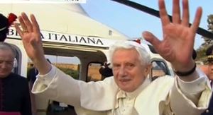 Benedetto XVI mentre si appresta a salire sull'elicottero per andare a Castel Gandolfo. (foto Ansa).