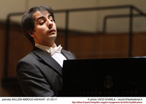 Saleem Abboud Ashkar durante il concerto al Conservatorio di Milano. 