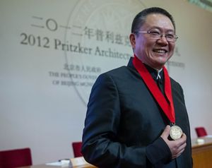 Wang Shu: quest'anno ha vinto il Pritzker Prize, il Nobel dell'architettura. Foto dell'agenzia Corbis. In copertina: un particolare del nuovo  Museo di Ningbo, nella Cina orientale,  disegnato da Wang Shu (foto Shanghaidaily). 