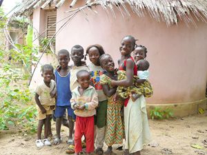 Una delle tante "madri-bambine" della Costa d'Avorio, insieme ad altri ragazzini (Foto Terre des Hommes).