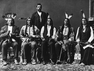 Membri di una delegazione di Nuvola Rossa (al centro), storico capo degli indiani Sioux in una fotografia scattata prima del 1876 (foto Corbis).