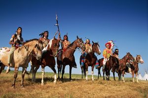 Guerriere Sioux e Cheyennes durante una rievocazione storica (foto Corbis).