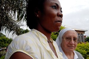 Suor Eugenia con una ragazza nigeriana.