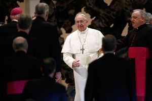 Un'immagine dell'incontro tra il Papa e i giornalistio nell'aula Paolo VI. Foto Ansa.
