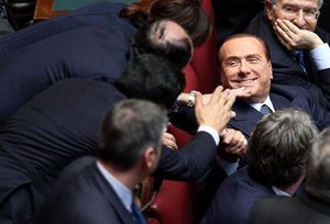 Silvio Berlusconi sorride dopo la rielezione di Napolitano