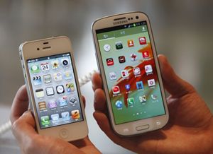 iPhone e galaxy, guerra senza confini (Reuters).