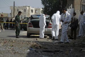Le indagini sul luogo di uno degli attentati nello Yemen (Reuters).