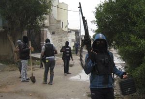 Un gruppo di miliziani qaedisti a Fallujah, in Iraq (Reuters).