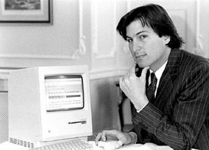 Steve Jobs e il primo computer Apple della serie Macintosh.