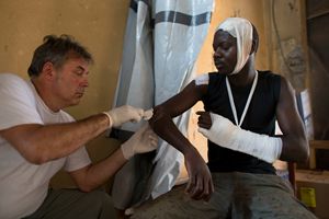 Il presidente di MSF Italia Loris De Filippi al lavoro in Repubblica Centrafricana