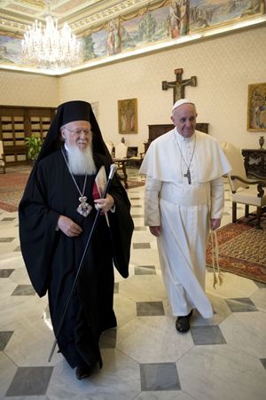 Roma, Vaticano, 20 marzo 2013. Papa Francesco incontra Bartolomeo, il Patriarca ecumenico di Costantinopoli. Foto Reuters/Osservatore Romano