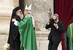 Roma, Vaticano, 29 settembre 2013. Papa Francesco abbraccia Youhanna X, Patriarca greco ortodosso. Foto Reuters/Tony Gentile.