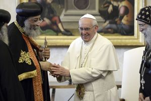 Roma, Vaticano, 10 maggio 2013. Papa Francesco scambia doni con Tawadros II, copto ortodosso. Foto ReutersAndreas Solaro