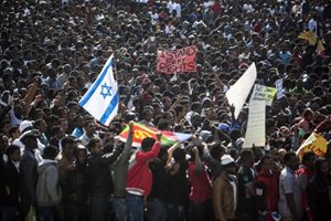 La manifestazione dei migranti in Piazza Rabin (Reuters).