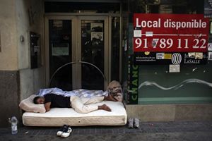 Un povero senza fissa dimora, in Spagna. Foto Reuters.