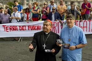 Il cardinale Sepe e padre Patriciello a una manifestazione. In alto: Patriciello.