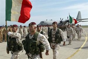 Soldati italiani in Iraq nel 2003 (Ansa).