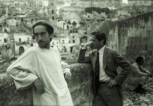 Pasolini con Enrique Irazoqui ai Sassi di Matera durante le riprese del "Vangelo secondo Matteo". In alto: una veduta dei Sassi.