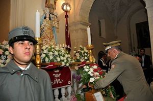 Il generale Scopigno rende omaggio alla Madonna del Buon Cammino (foto http://www.conlabrigatasassari.sardinia.it).