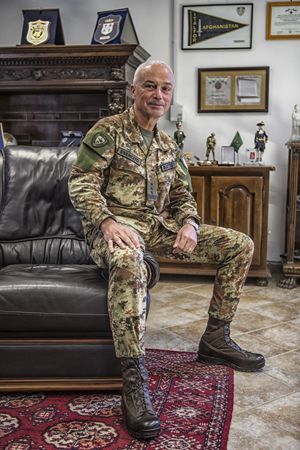 Il generale Giorgio Battisti nel suo studio: 61 anni, dal 2011 è il Comandante del Corpo d'armata Nato di Solbiate Olona (Varese)