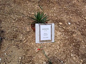 Una delle lapidi senza nome di immigrati affogati nel Mediterraneo, sepolti al cimitero di Scicli.