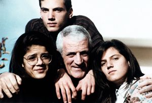 Don Tonino Bello con i suoi ragazzi. 