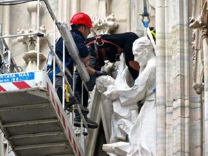La colllocazione sul Duomo della statuda di don Carlo Gnocchi. Foto della Veneranda fabbrica del Duomo. 