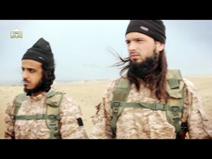 Maxime Hauchard (a destra), il ragazzo francese riconosciuto nell'ultimo video dell'Isis.