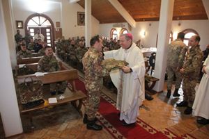 Monsignor Santo Marcianò tra i soldati italiani schierati in Kosovo.  Foto: Ordinariato militare in Italia. 