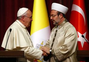 Papa Francesco con Mehmet Gormez, presidente della Niyanet, il Dipartimento per gli affari religiosi, cioè la più alta Autorità religiosa islamica sunnita in Turchia. Foto Reuters.