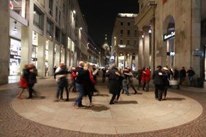 Un gruppo di tangueri in corso Vittorio Emanuele a Milano, a due passi dal Duomo (Foto per gentile concessione Street tango)