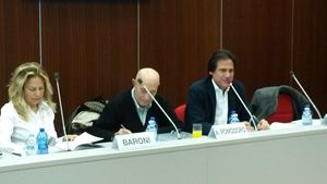 Un momento della conferenza stampa di presentazione del catalago con il maestro Pomodoro e, a destra, Lorenzo Zichichi