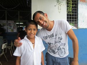 Antonio che sostiene a distanza il piccolo Rodolfo in El Salvador