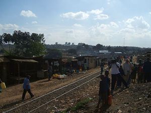 Uno scorcio della baraccopoli di Kibera, la più grande di Nairobi, attraversata anche dalla ferrovia (Foto Scalettari).